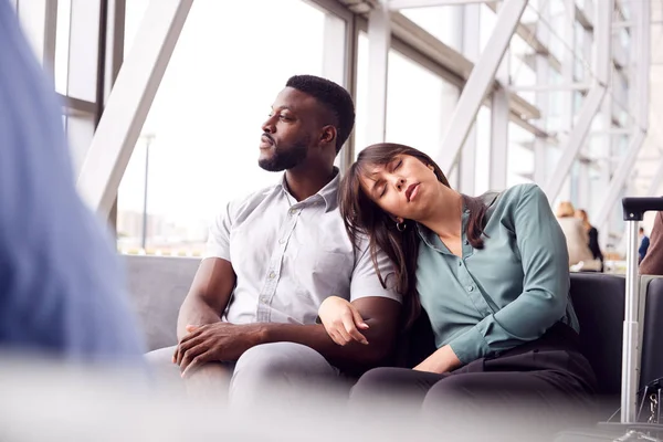 Stanco Business Coppia Seduta Vicino Alla Finestra Attesa Aeroporto Partenza — Foto Stock