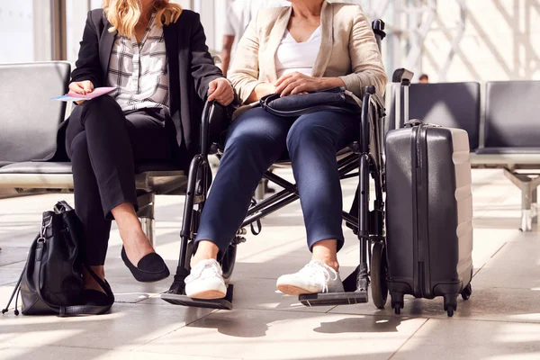 Close Businesswoman Sedí Letišti Odjezd Kolegyní Invalidním Vozíku — Stock fotografie