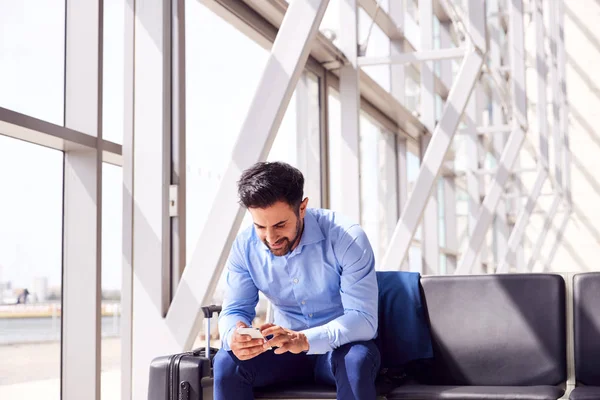 Empresário Sentado Aeroporto Lounge Partida Usando Telefone Móvel — Fotografia de Stock