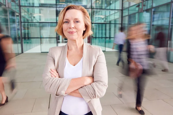 Porträtt Mogna Affärskvinna Med Korsade Armar Stående Lobbyn Upptagen Modernt — Stockfoto