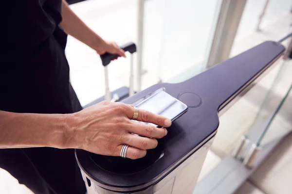 Close Van Passagier Luchthaven Vertrek Lounge Scanning Digital Boarding Pass — Stockfoto