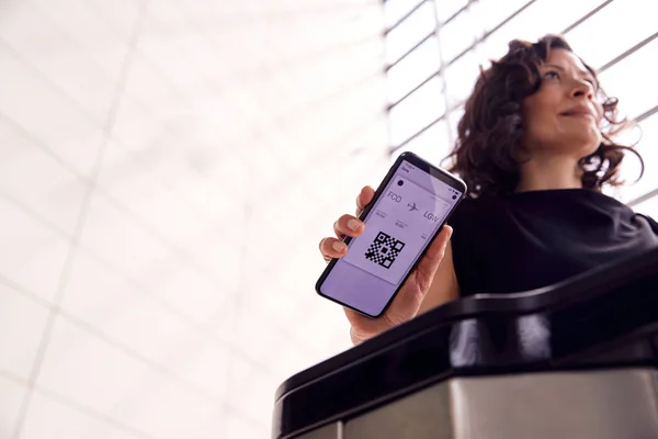 Zakenvrouw Luchthaven Vertrek Lounge Scanning Digital Boarding Pass Smart Phone — Stockfoto