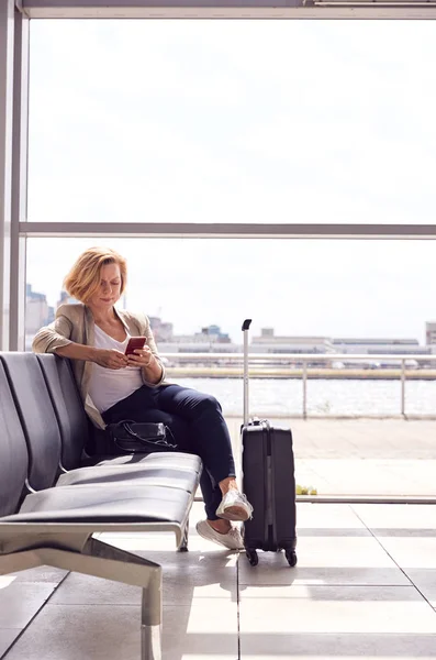 Gammal Affärskvinna Sitter Flygplatsen Avgång Lounge Använda Mobiltelefon — Stockfoto