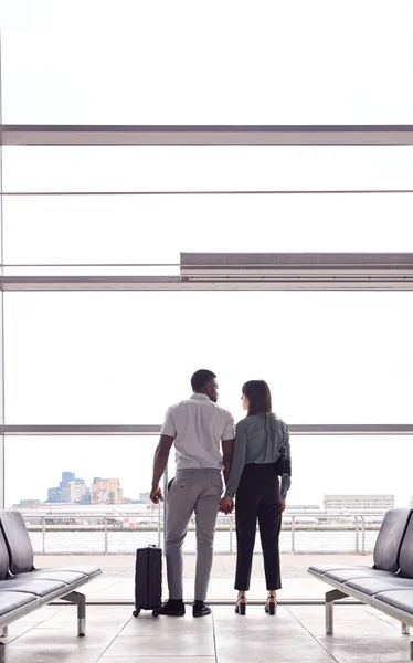 Vista Trasera Pareja Negocios Con Equipaje Pie Junto Ventana Aeropuerto —  Fotos de Stock