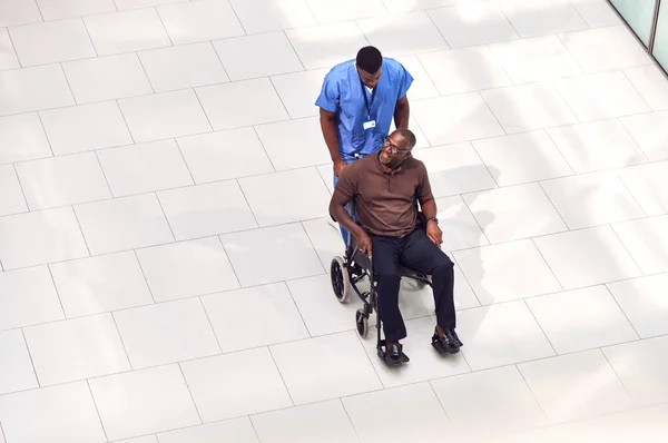 Overhead View Man Nurse Wheeling Patient Rullstol Genom Lobbyn Modern — Stockfoto