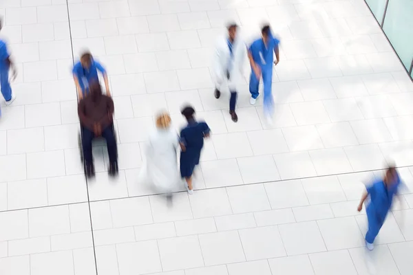 Modern Hastane Binasının Hareket Bulanıklığı Olan Lobisinde Yürüyen Tıbbi Personelin — Stok fotoğraf