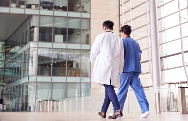 Rear View Male Medical Staff Talking Walk Lobby Modern Hospital — Stok Foto