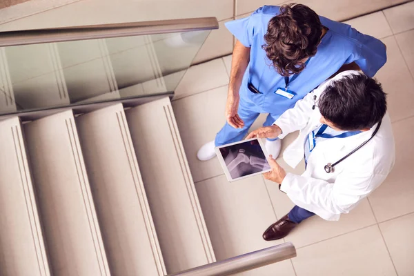 Zwei Männliche Ärzte Bei Einem Informellen Treffen Einem Modernen Krankenhaus — Stockfoto