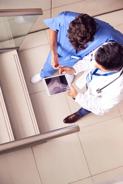 Dos Médicos Masculinos Teniendo Reunión Informal Hospital Moderno Mirando Rayos — Foto de Stock