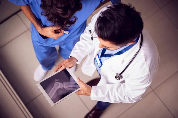 Dos Médicos Masculinos Teniendo Reunión Informal Hospital Moderno Mirando Rayos —  Fotos de Stock