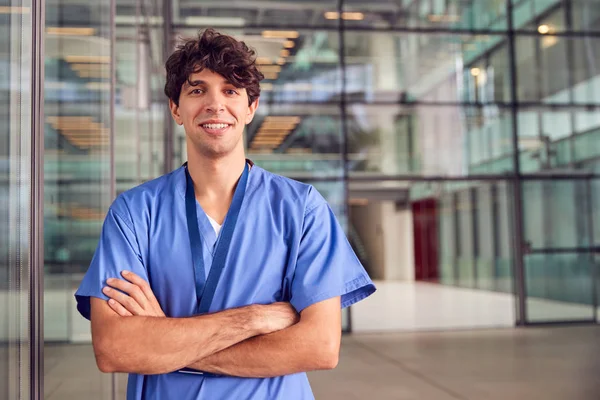 Retrato Jovem Médico Vestindo Esfregaços Edifício Hospital Moderno — Fotografia de Stock