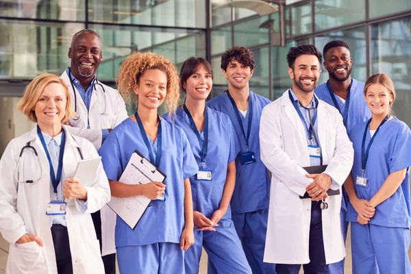 Retrato Del Equipo Médico Sonriente Pie Moderno Edificio Del Hospital — Foto de Stock