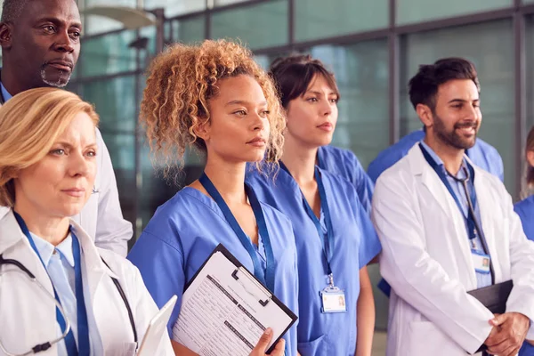 Equipe Médica Séria Que Está Edifício Moderno Hospital — Fotografia de Stock