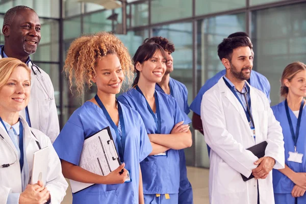 Sorrindo Equipe Médica Edifício Moderno Hospital — Fotografia de Stock