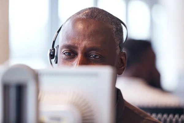Telefon Kulaklığı Takan Olgun Şadamı Müşteri Hizmetleri Bölümü Nden Arayan — Stok fotoğraf