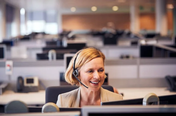 Érett Üzletasszony Telefonfülhallgatót Visel Beszél Telefonálóval Ügyfélszolgálati Osztályon — Stock Fotó