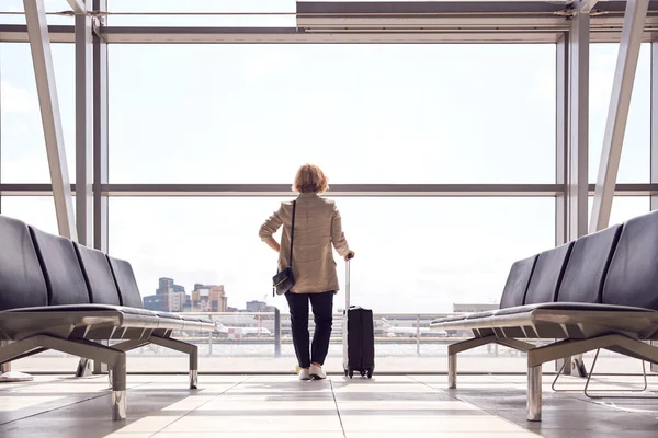 Вид Сзади Бизнес Леди Багажом Стоящим Окна Зале Вылета Аэропорта — стоковое фото