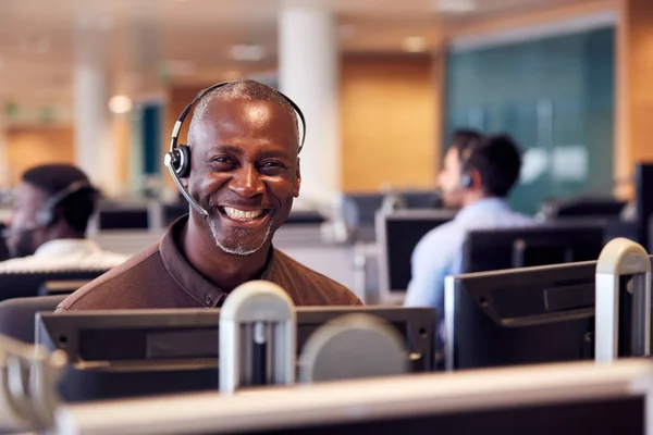 Portret Dojrzałego Biznesmena Noszącego Słuchawki Telefoniczne Pracującego Dziale Obsługi Klienta — Zdjęcie stockowe