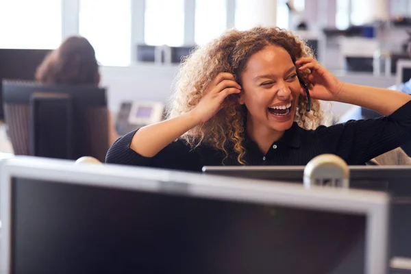 Skrattande Affärskvinna Bär Telefon Hörlurar Prata Med Ringer Kundtjänst Avdelningen — Stockfoto