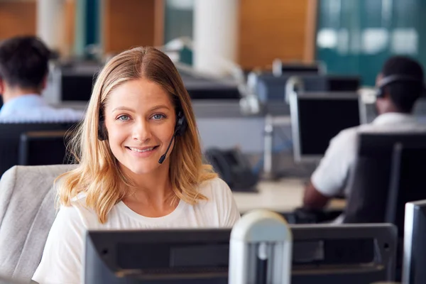 Porträtt Affärsman Bär Telefon Headset Arbetar Kundtjänst Avdelning — Stockfoto