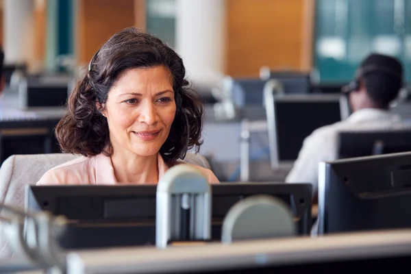 Donna Affari Matura Che Indossa Auricolare Telefonico Che Parla Con — Foto Stock