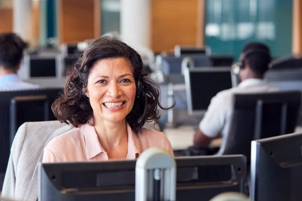 Müşteri Hizmetlerinde Çalışan Telefon Kulaklığı Takan Olgun Bir Kadınının Portresi — Stok fotoğraf
