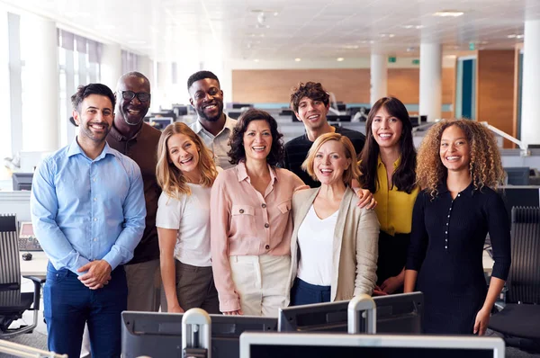 Retrato Del Equipo Negocios Sonriente Trabajando Juntos Una Oficina Moderna —  Fotos de Stock