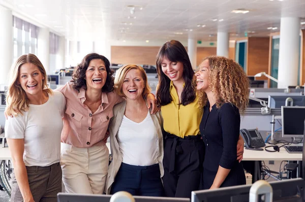 Retrato Sonriente Equipo Empresarial Femenino Trabajando Juntos Una Oficina Moderna —  Fotos de Stock
