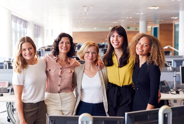 Portrait Souriante Équipe Affaires Féminine Travaillant Dans Bureau Moderne Ensemble — Photo