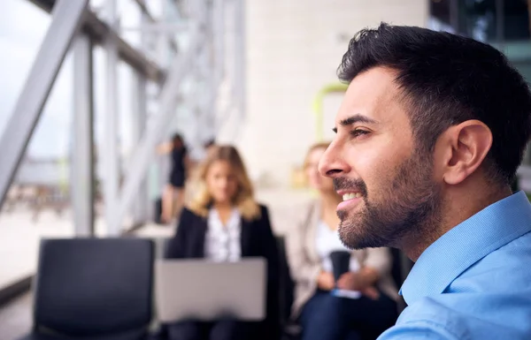 Head Shoulders Skott Affärsman Sitter Flygplats Avgång Lounge — Stockfoto