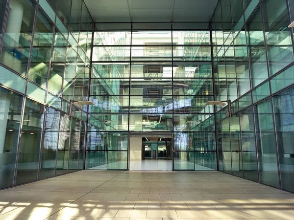 Pohled Moderní Kancelářské Haly Prázdných Podlah Schodišť — Stock fotografie