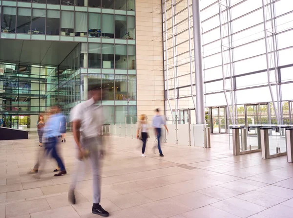 Motion Blur Skott Affärsmän Lobby Upptaget Modernt Kontor — Stockfoto