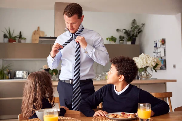 Los Niños Desayunan Antes Escuela Mientras Padre Prepara Para Trabajar — Foto de Stock