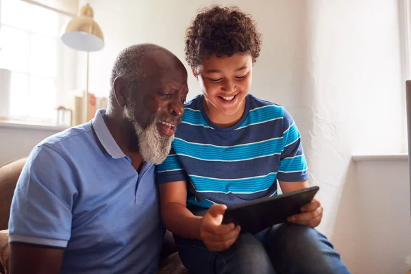 Grootvader Zit Stoel Met Kleinzoon Kijken Naar Film Digitale Tablet — Stockfoto