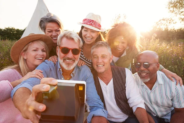 Gruppe Reifer Freunde Posiert Auf Outdoor Campingplatz Für Selfie — Stockfoto