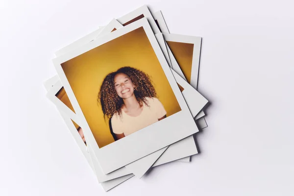 Stack Instant Film Fotografie Modelingu Casting Ateliéru Výstřelem Mladé Ženy — Stock fotografie