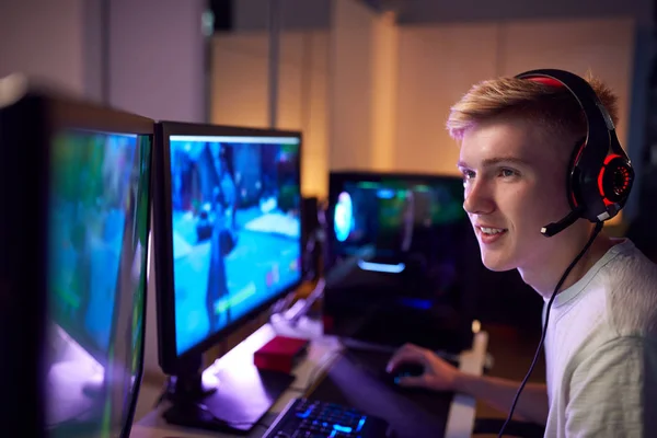 Teenage Boy Noaring Headset Gaming Home Using Dual Computer Screens — Stock fotografie