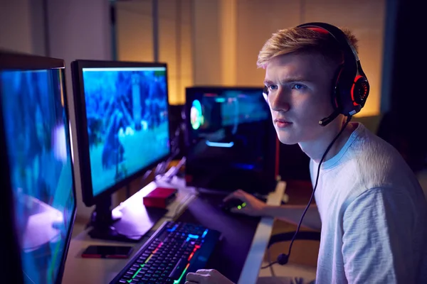 Teenager Junge Trägt Headset Gaming Hause Mit Zwei Computerbildschirmen — Stockfoto