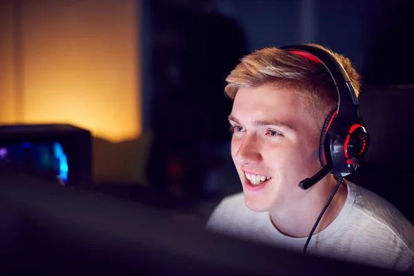 Teenager Junge Trägt Headset Gaming Hause Mit Zwei Computerbildschirmen — Stockfoto