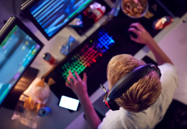 Blick Auf Jugendliche Hacker Die Vor Computerbildschirmen Sitzen Und Cyber — Stockfoto