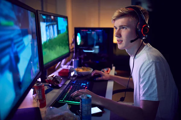 Teenager Junge Trägt Headset Gaming Hause Mit Zwei Computerbildschirmen — Stockfoto