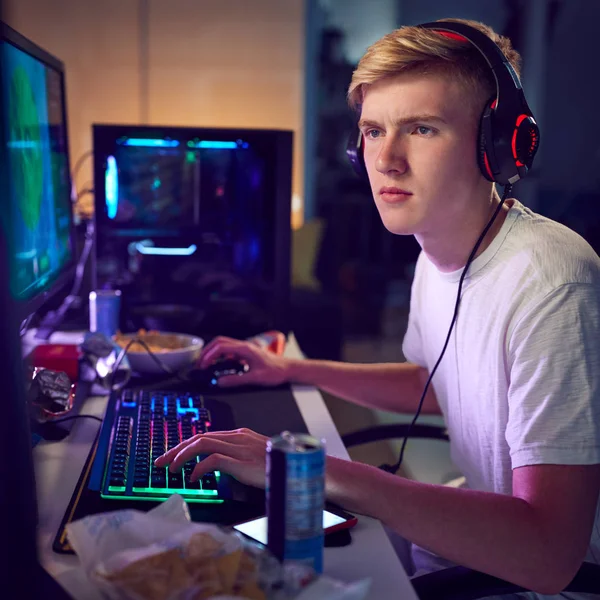 Tonårspojke Bär Headset Gaming Hemma Med Hjälp Dubbla Datorskärmar — Stockfoto