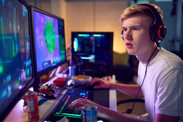 Teenage Boy Noaring Headset Gaming Home Using Dual Computer Screens — Stock fotografie