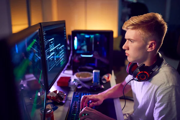 Bilgisayar Ekranı Önünde Oturan Erkek Bilgisayar Korsanı Siber Güvenliği Atlıyor — Stok fotoğraf