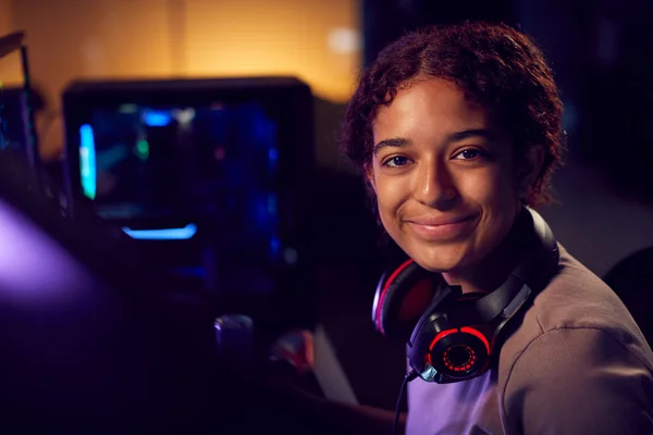 Retrato Adolescente Com Jogos Fone Ouvido Casa Usando Telas Computador — Fotografia de Stock