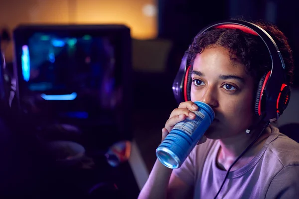 Menina Adolescente Bebendo Cafeína Energia Beber Jogos Casa Usando Telas — Fotografia de Stock