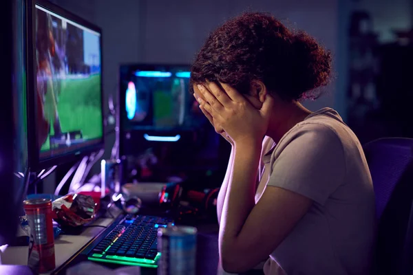 Garota Adolescente Estressada Sendo Intimidada Line Enquanto Joga Casa — Fotografia de Stock