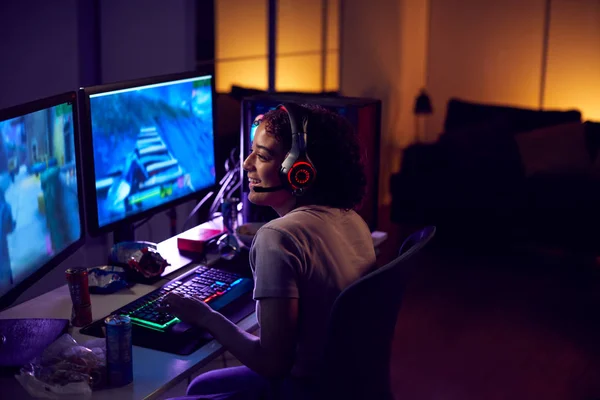 Tonårsflicka Bär Headset Gaming Hemma Med Hjälp Dubbla Datorskärmar — Stockfoto