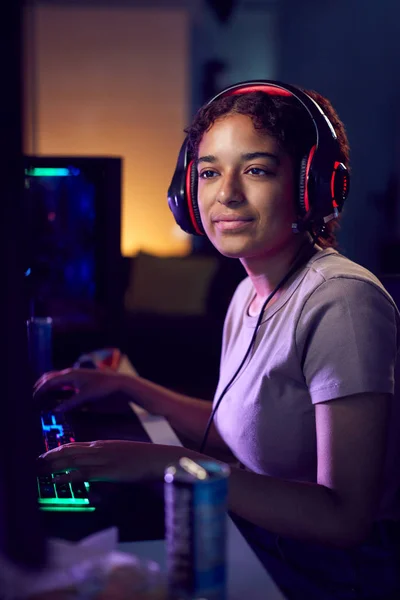 Adolescente Chica Con Cafeína Energía Bebida Juego Casa Usando Doble —  Fotos de Stock