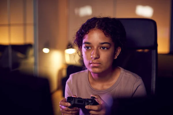 Ragazza Adolescente Con Game Pad Seduto Sedia Gioco Casa — Foto Stock